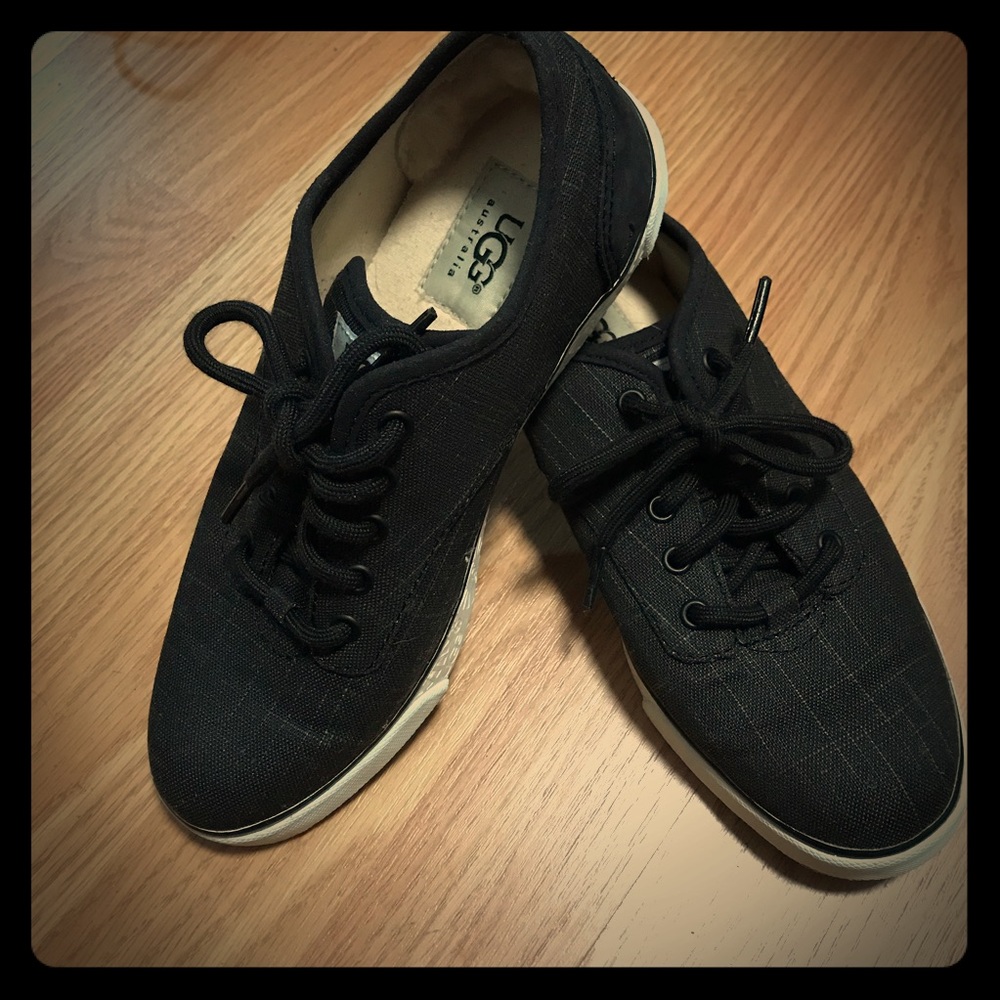NWOB Ugg black lace up sneaker